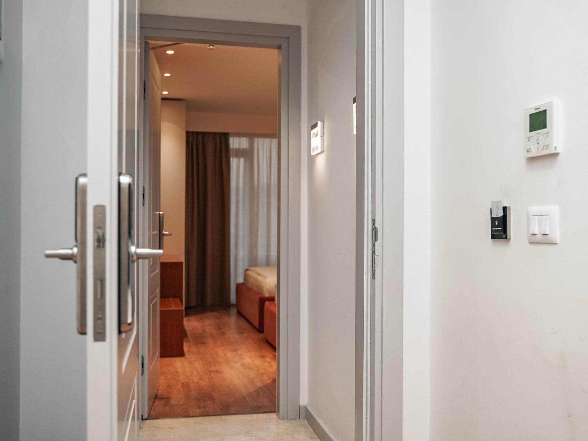 Vm & Hotel Golem (Tirana)