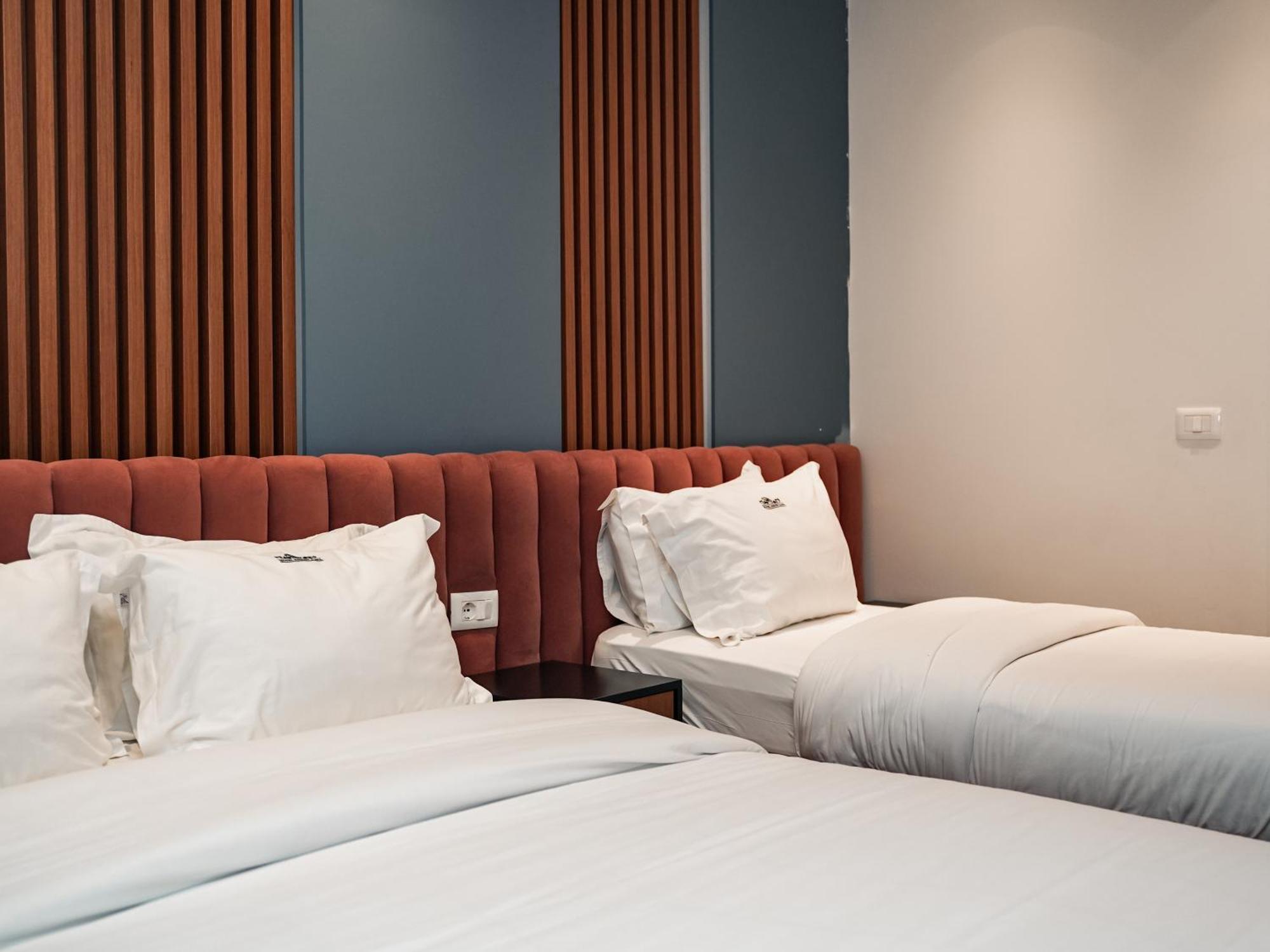 Vm & Hotel Golem (Tirana)